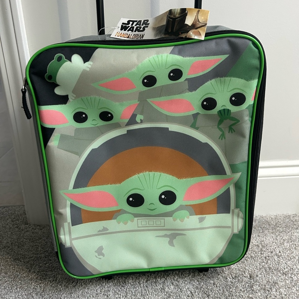 NWT Star Wars Mandalorian Baby Yoda Rolling Suitcase Disney perfect Condition